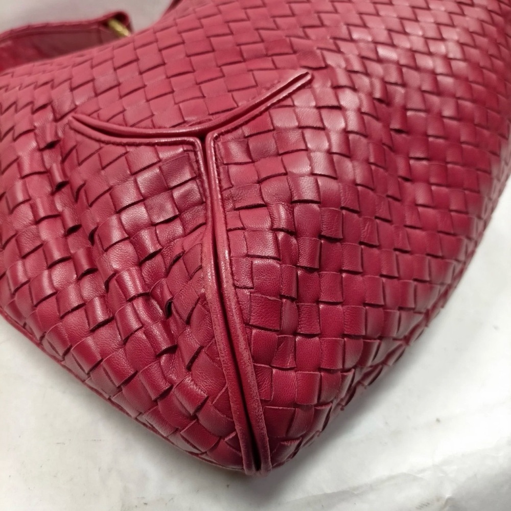 Bottega Veneta Red Intrecciato Hobo Bag. Lipstick red - Picture 8 of 16